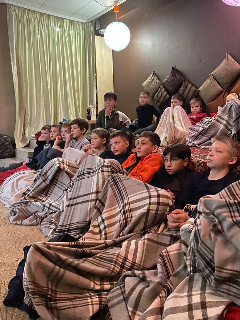 Сергей с группой мальчишек в парке