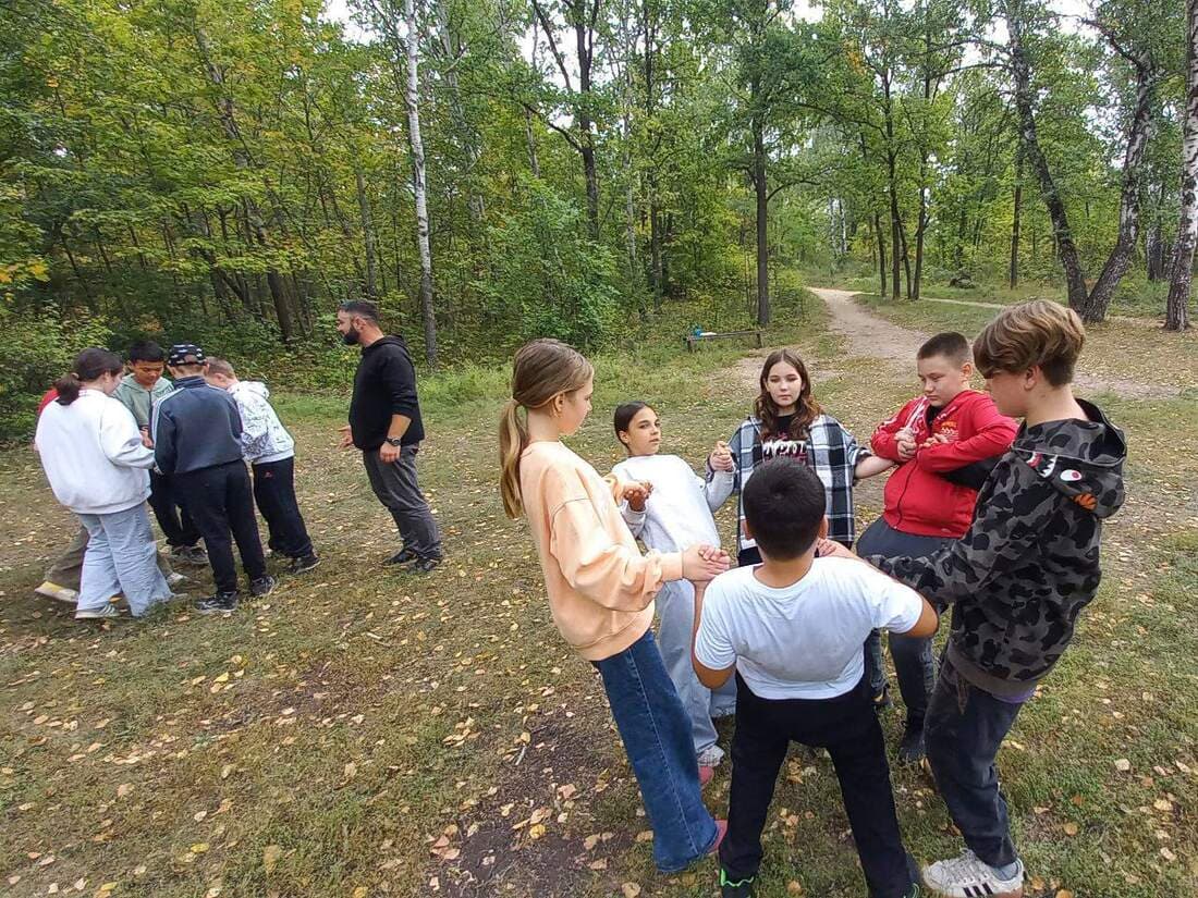Группы выполняют задания на поляне
