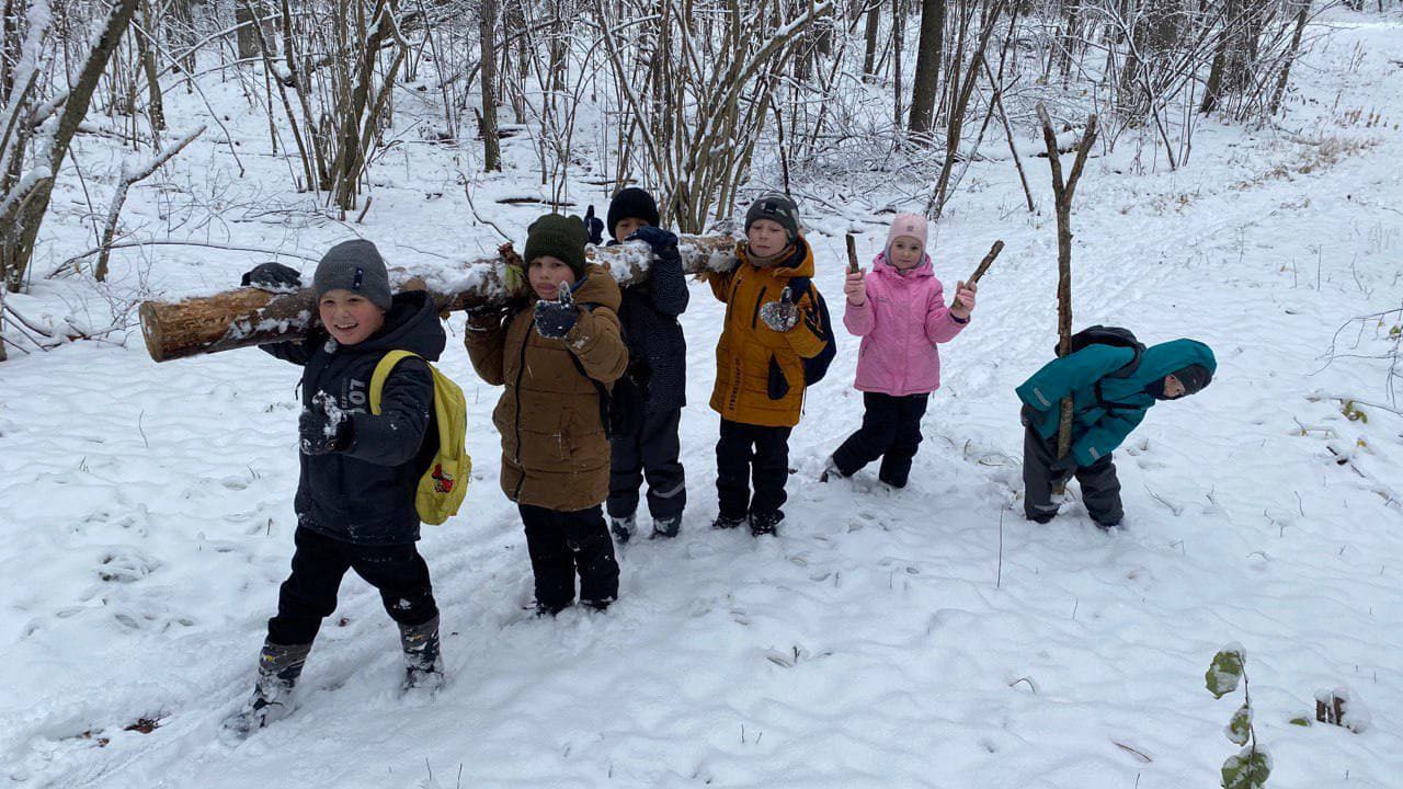 Дети несут бревно — совместная задача в лесу