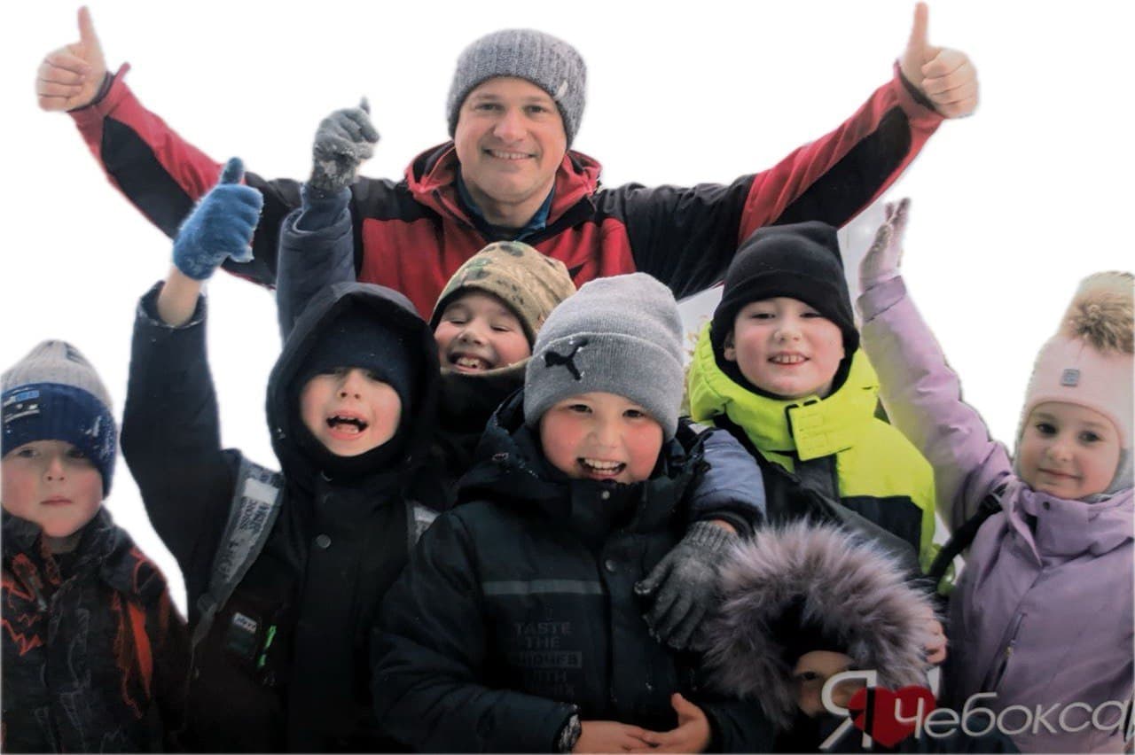 Сергей с детьми на зимней программе